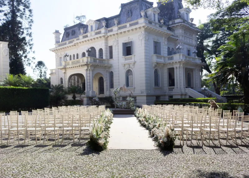 Enduring Elegance vs. Passing Fads: A Curated Guide to Wedding Choices That Age Gracefully